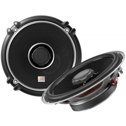 Акустика JBL GTO-6528S 16,5см 55Вт Акустика JBL GTO-6528S 16,5см 55Вт Акустика<br>Размеры НЧ-динамиков в диаметре составляют 165 мм. По центру в их корпусе располагаются твитеры, по 25 мм в диаметре каждый. Глубина посадки при установке модели JBL GTO-6528S должна быть 44 мм. Оба типа динамиков содержат неодимовый магнит, а их диффузор сделан из майлара и покрыт титановой защитой. Заявленная номинальная мощность системы – 55 Вт, а максимальное значение показателя достигает 180 Вт. Акустика достаточно чувствительна – 92 дБ, а импеданс чуть ниже, чем в стандартных версиях и составляет только 2 Ом. Колонки воспроизводят звуковые частоты в диапазоне от 50 до 21 000 Гц. Уровень ВЧ-динамика можно регулировать.<br>